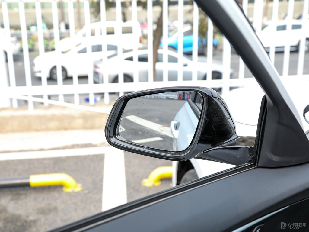 礦石白寶馬1系車身外觀圖片