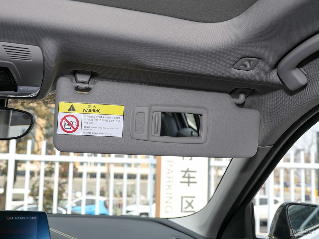 礦石白寶馬1系車廂內(nèi)飾圖片