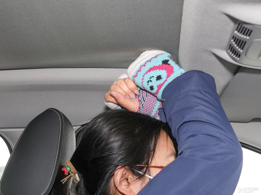 礦石白寶馬1系駕乘空間空間圖片