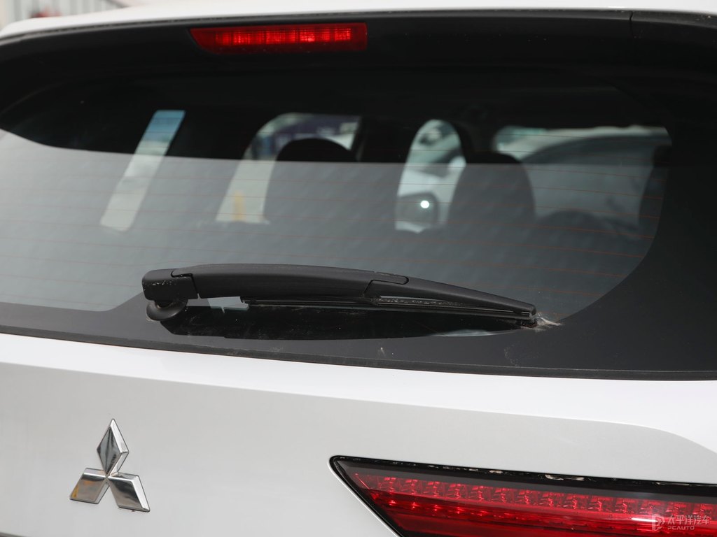 星鉆白歐藍(lán)德車尾外觀圖片