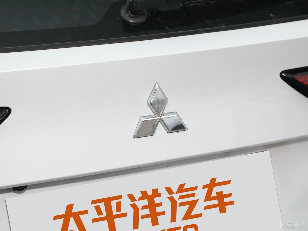 星鉆白歐藍(lán)德車尾外觀圖片