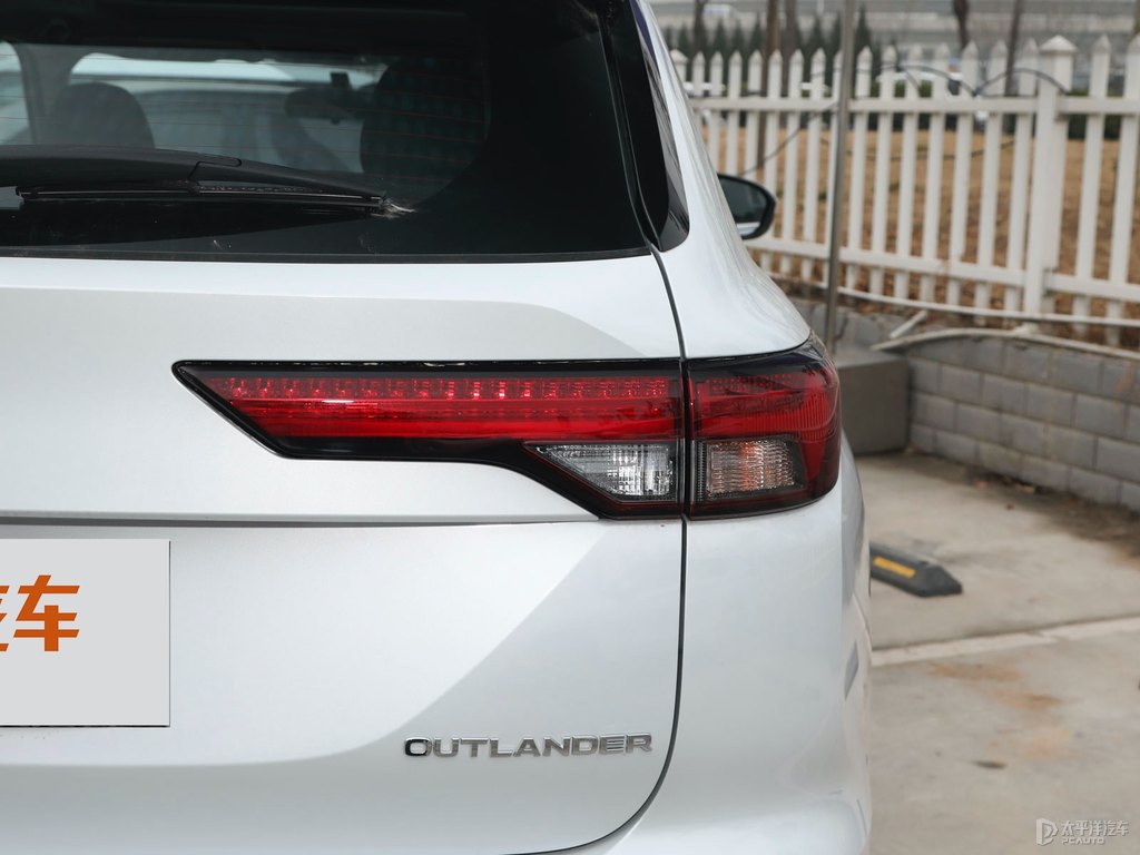 星鉆白歐藍(lán)德車尾外觀圖片