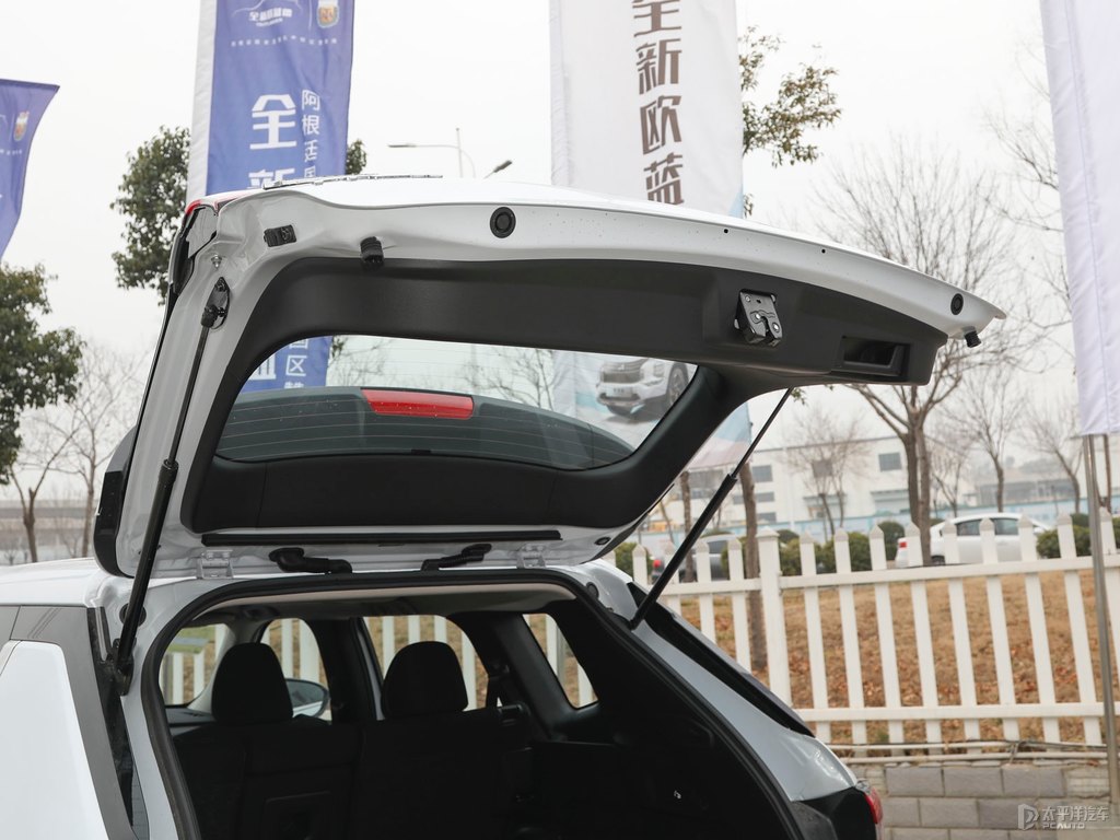 星鉆白歐藍(lán)德后備廂空間圖片