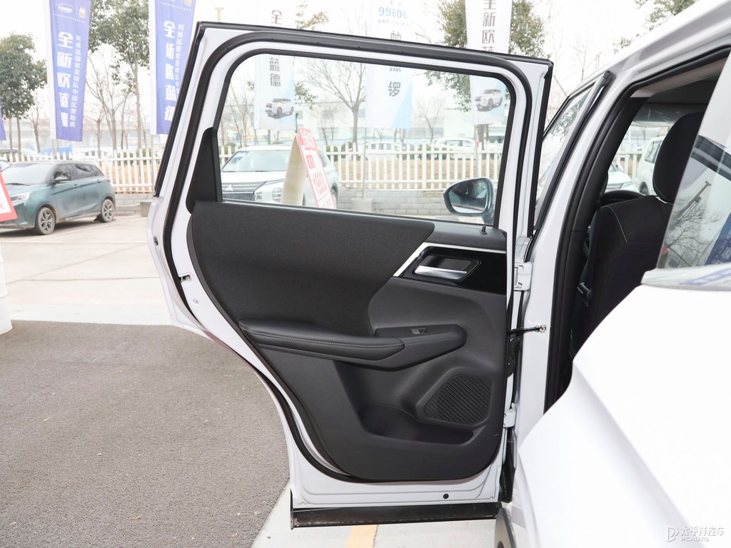 星鉆白歐藍德車廂內(nèi)飾圖片