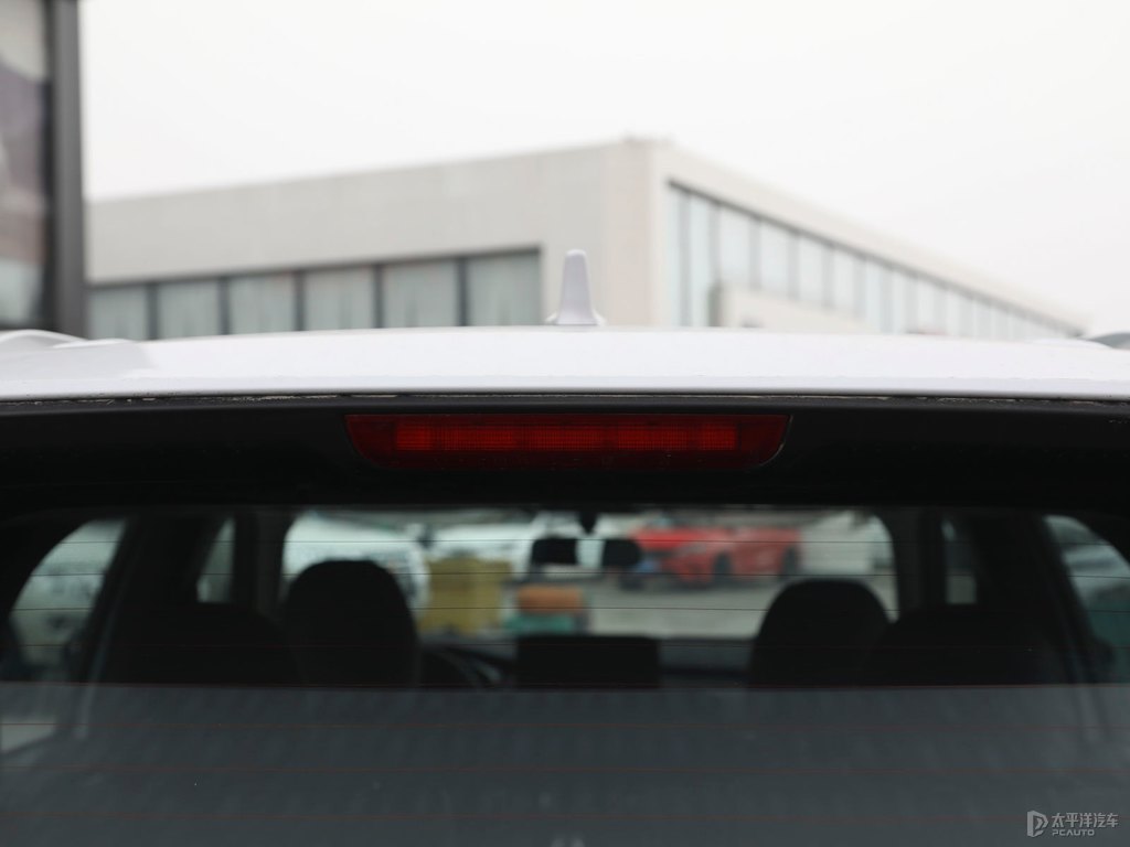 星鉆白歐藍(lán)德車尾外觀圖片