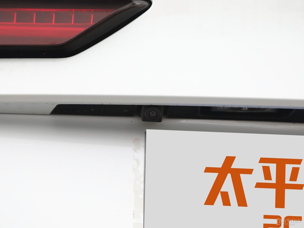 星鉆白歐藍(lán)德車尾外觀圖片