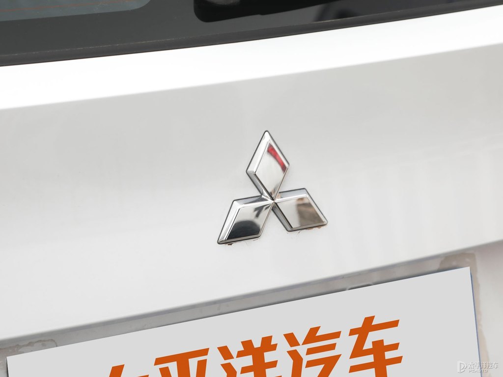 星鉆白歐藍(lán)德車尾外觀圖片