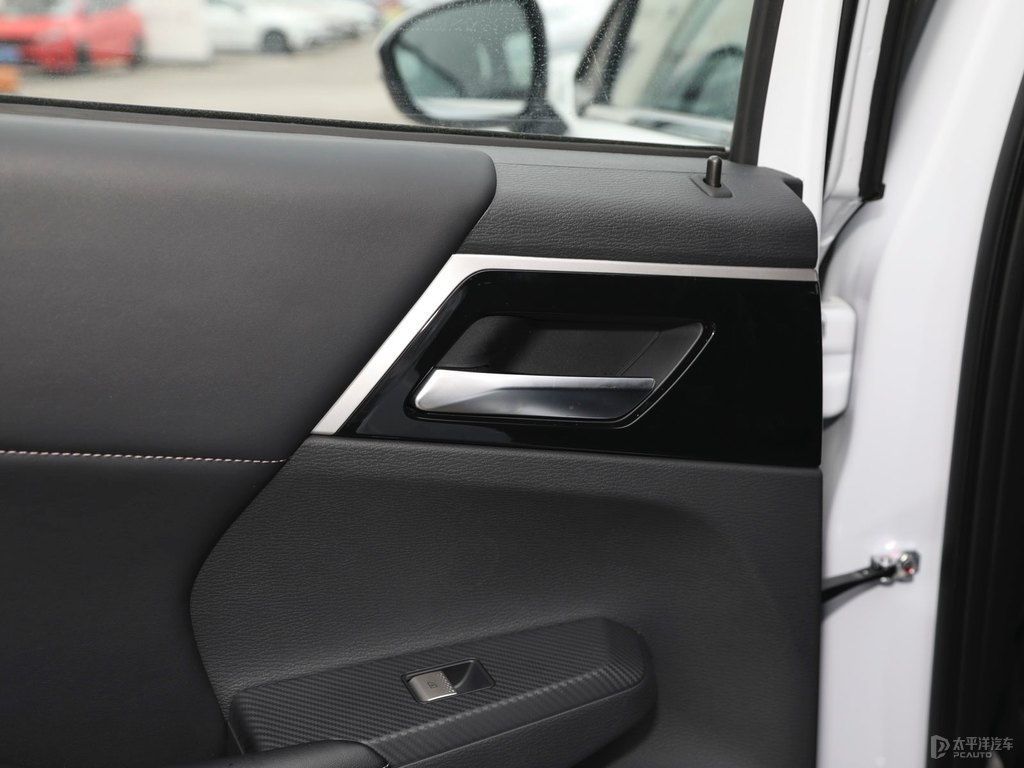 星鉆白歐藍(lán)德車廂內(nèi)飾圖片