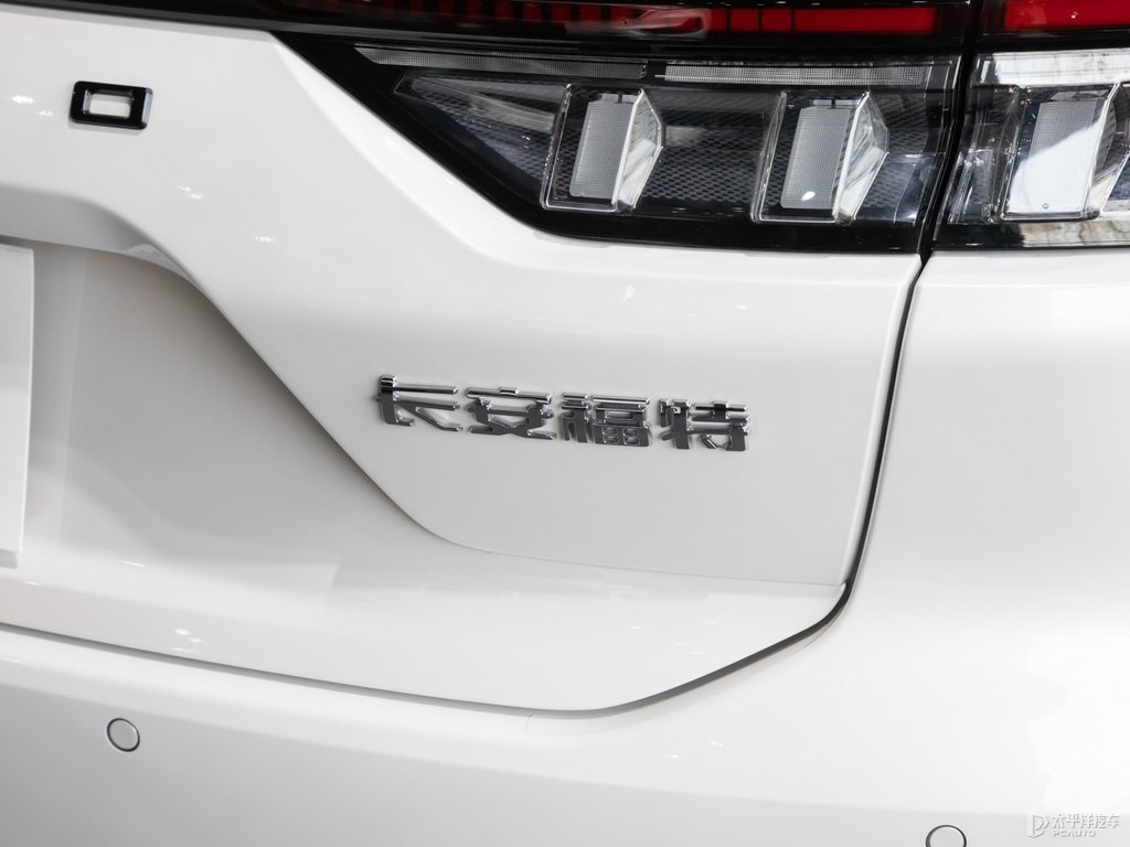 黑色+明月白蒙迪歐車尾外觀圖片