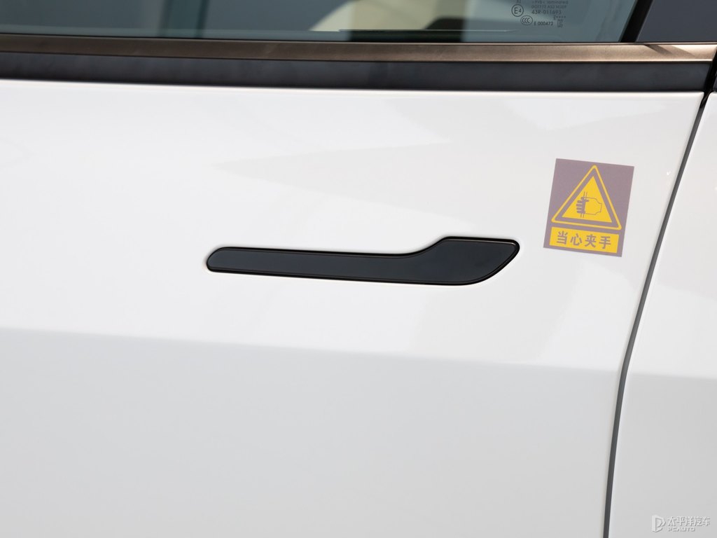 珍珠白Model 3車身外觀圖片