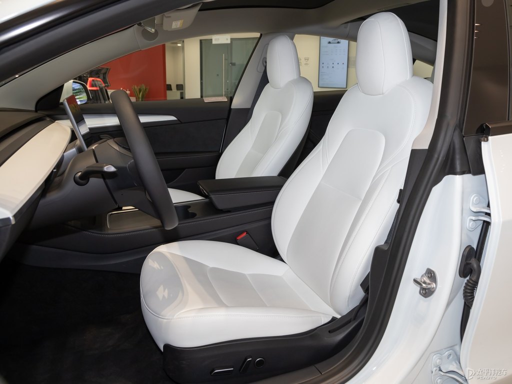 珍珠白Model 3座椅內(nèi)飾圖片