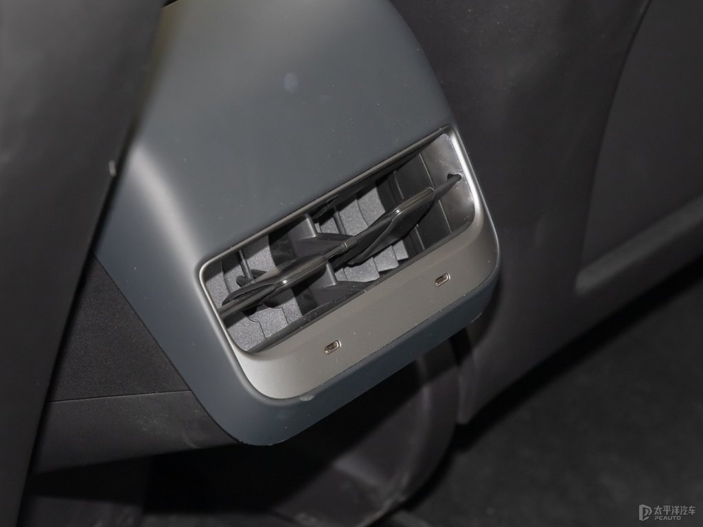 珍珠白Model 3座椅內(nèi)飾圖片
