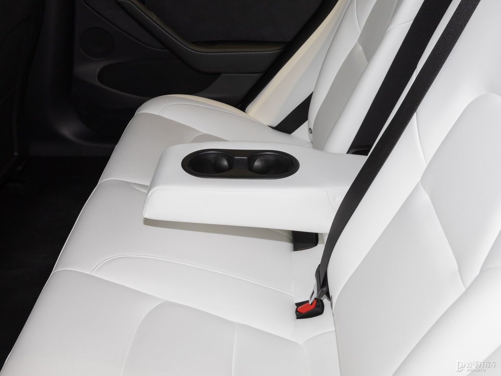 珍珠白Model 3座椅內(nèi)飾圖片