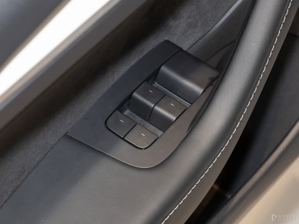珍珠白Model 3車(chē)廂內(nèi)飾圖片