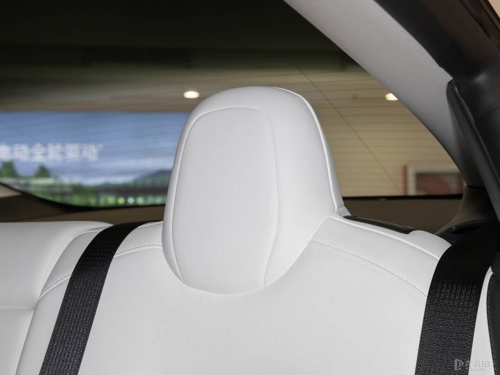 珍珠白Model 3座椅內(nèi)飾圖片