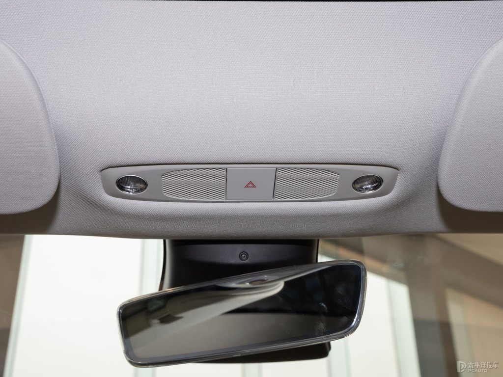 珍珠白Model 3車廂內(nèi)飾圖片