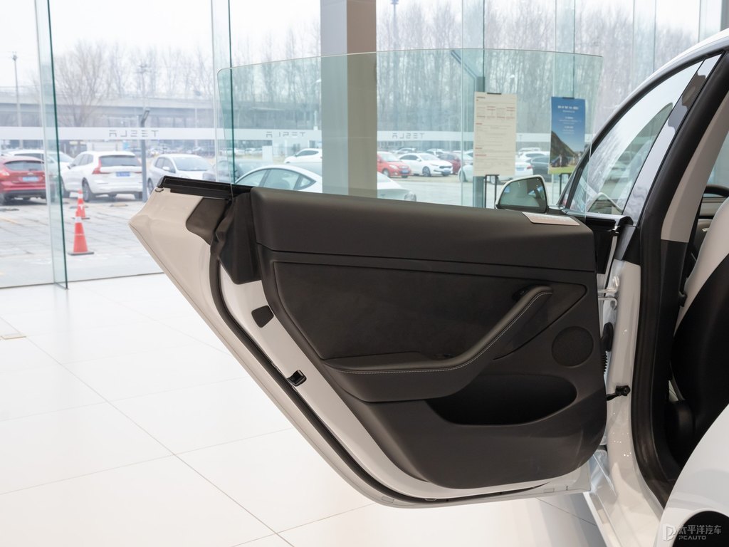 珍珠白Model 3車廂內(nèi)飾圖片