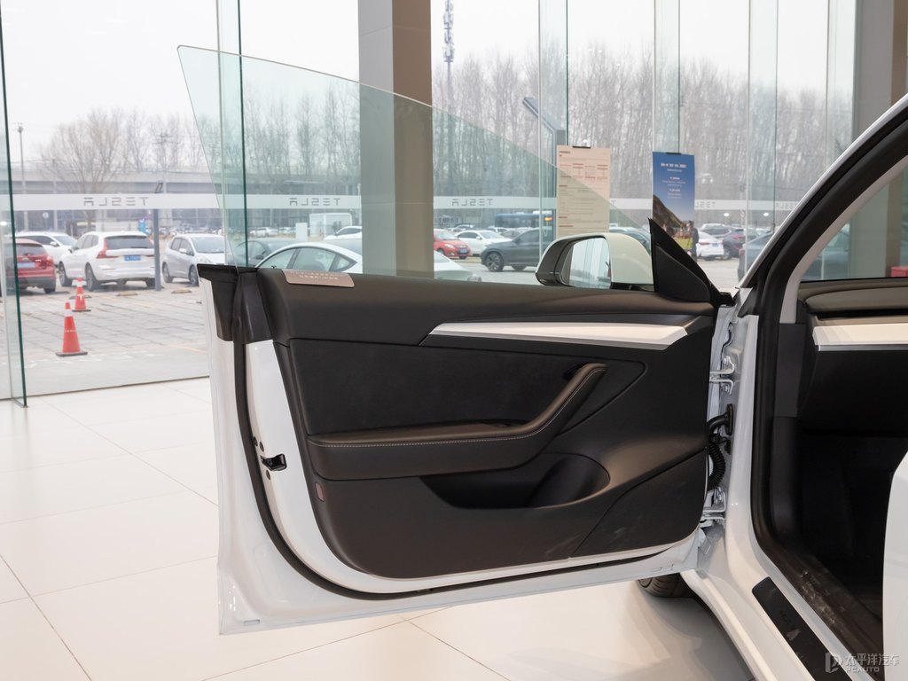 珍珠白Model 3車廂內(nèi)飾圖片