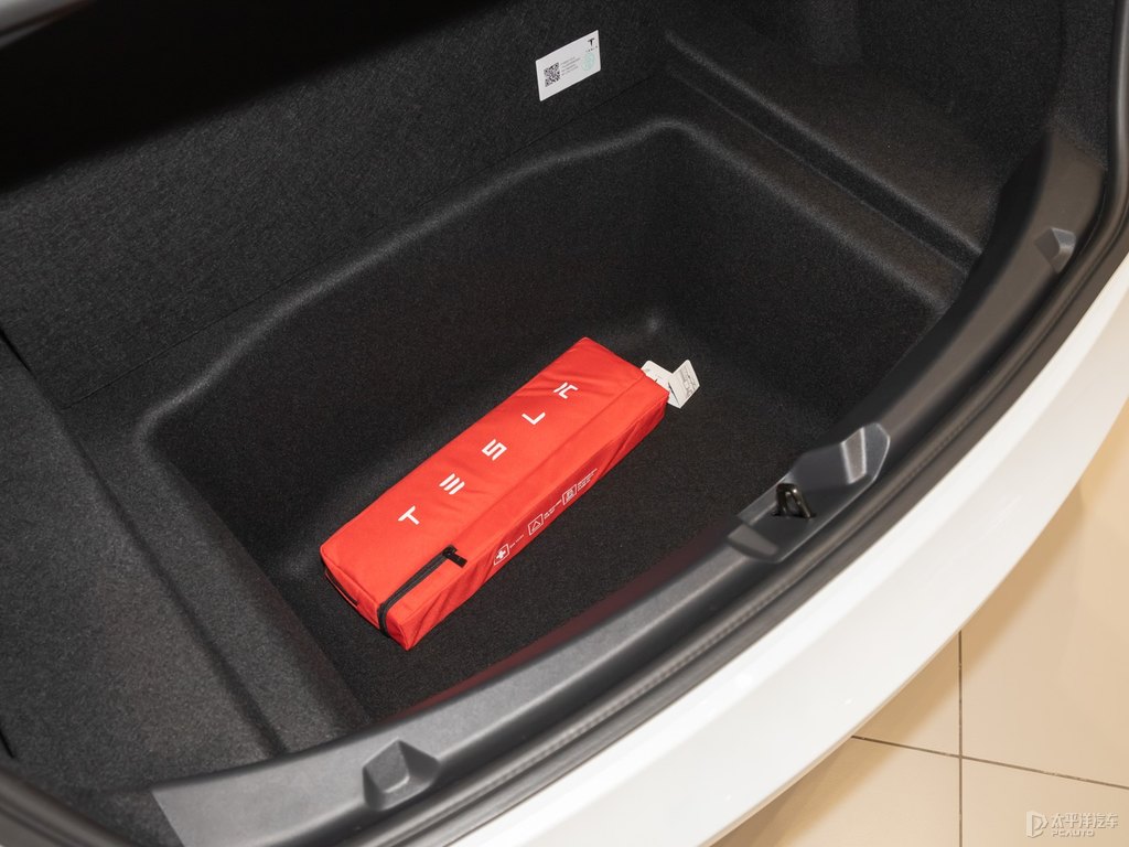 珍珠白Model 3后備廂空間圖片
