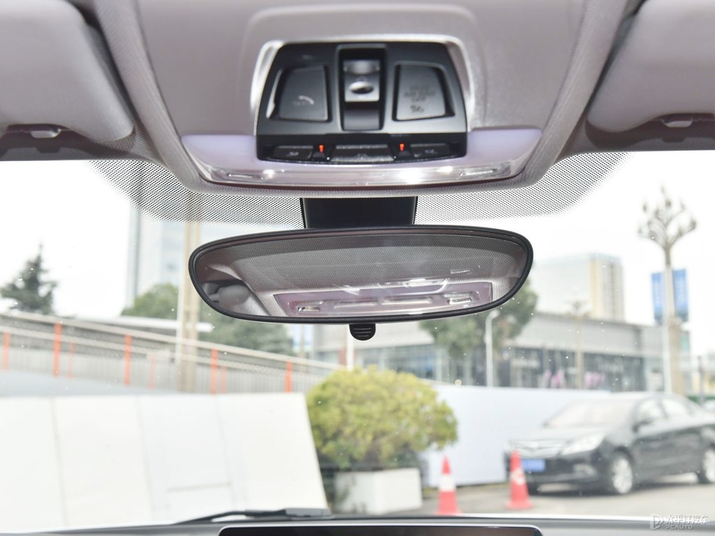 礦石白寶馬1系車廂內(nèi)飾圖片