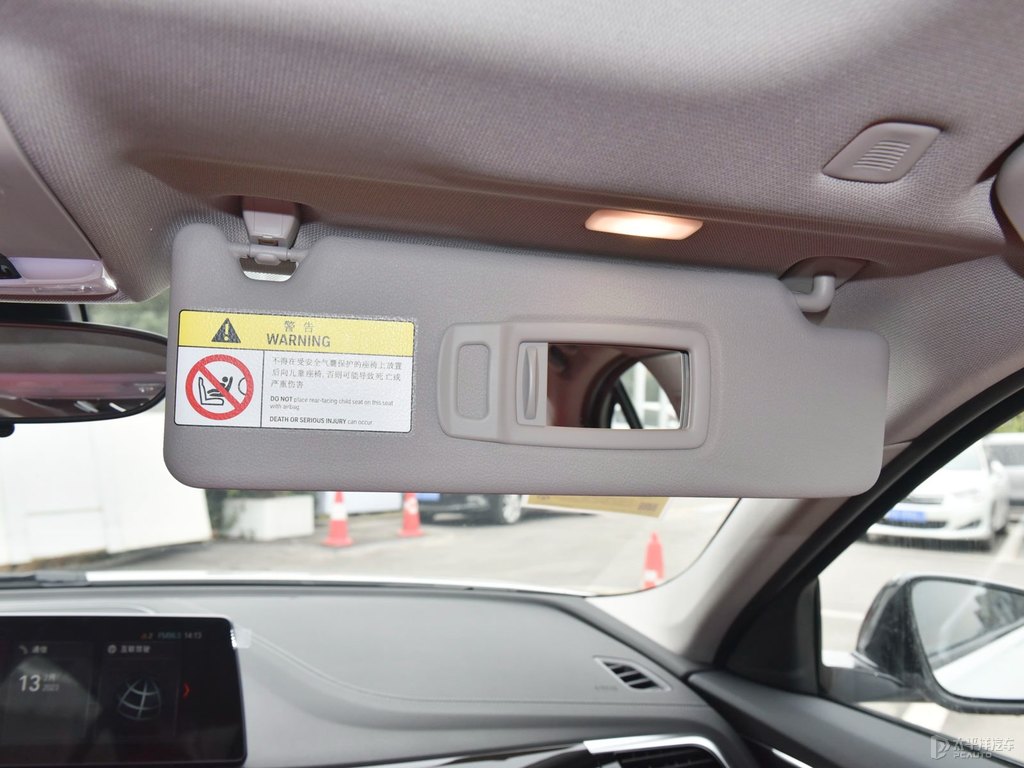 礦石白寶馬1系車廂內(nèi)飾圖片