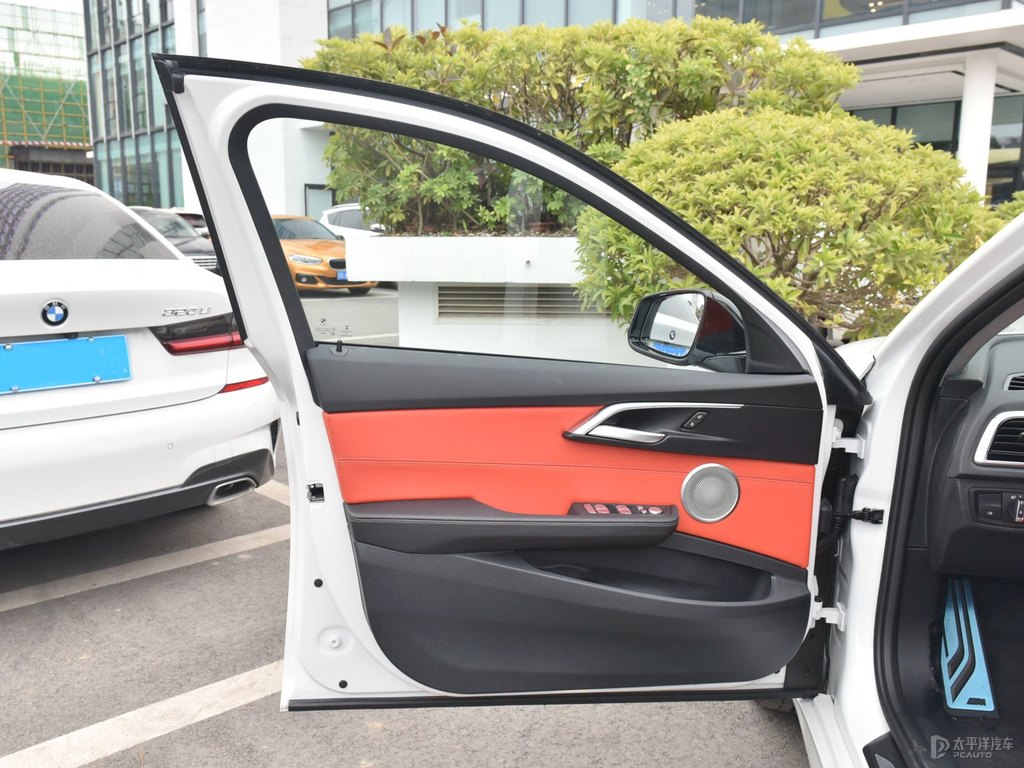 礦石白寶馬1系車廂內飾圖片
