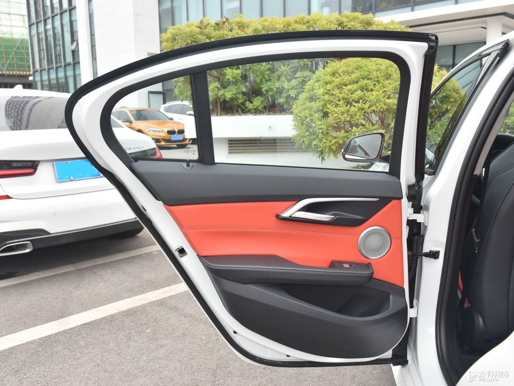 礦石白寶馬1系車廂內(nèi)飾圖片