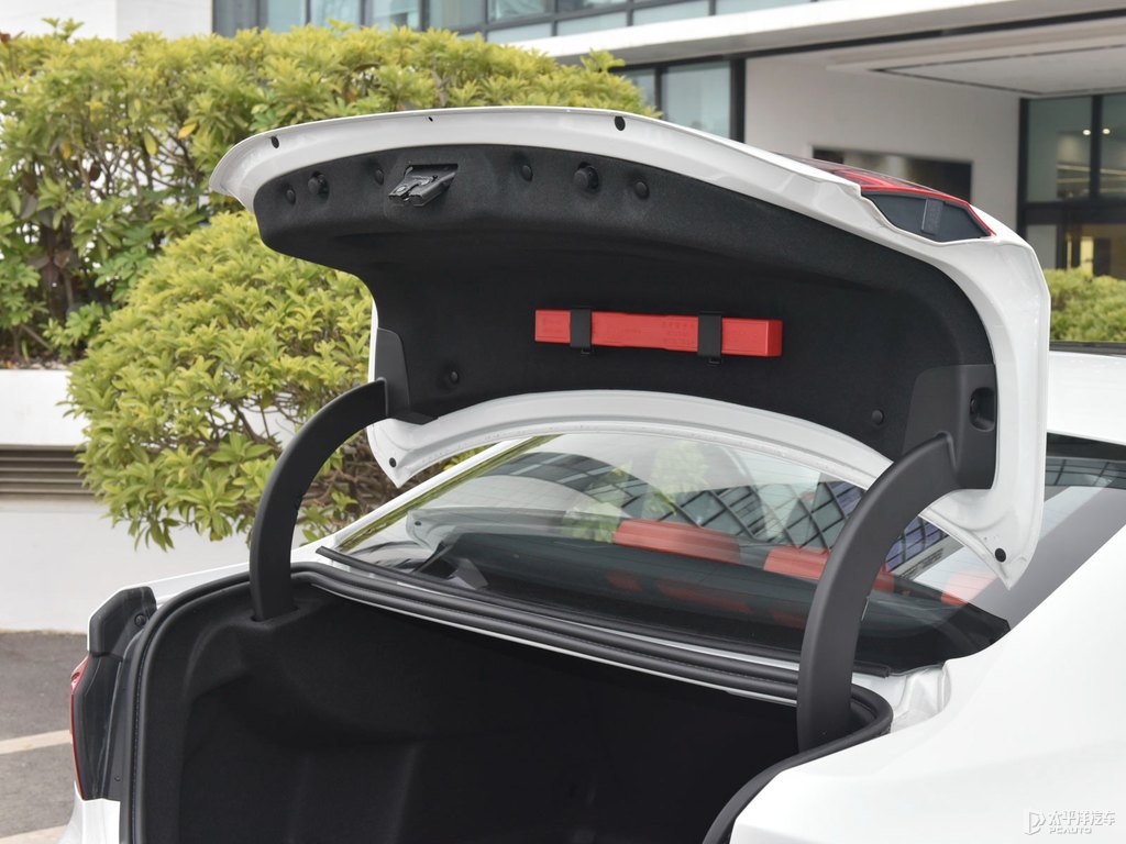 礦石白寶馬1系后備廂空間圖片