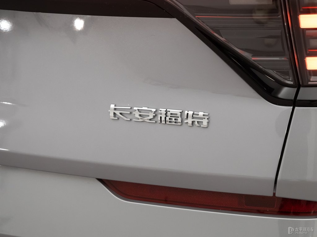 星空灰銳界L車尾外觀圖片