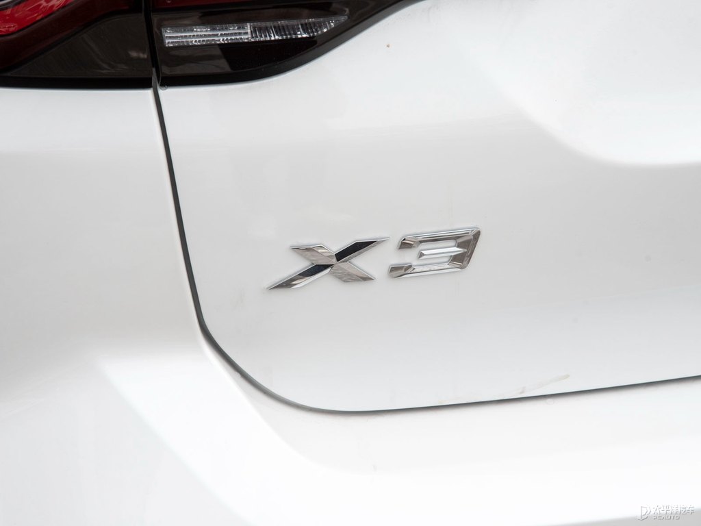 礦石白寶馬X3車(chē)尾外觀圖片