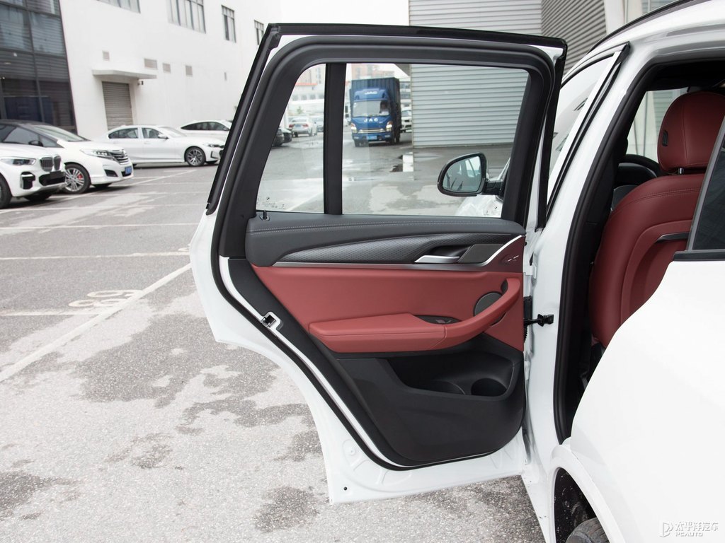 礦石白寶馬X3車廂內(nèi)飾圖片