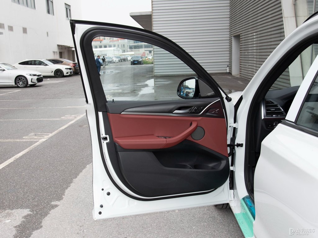 礦石白寶馬X3車廂內(nèi)飾圖片