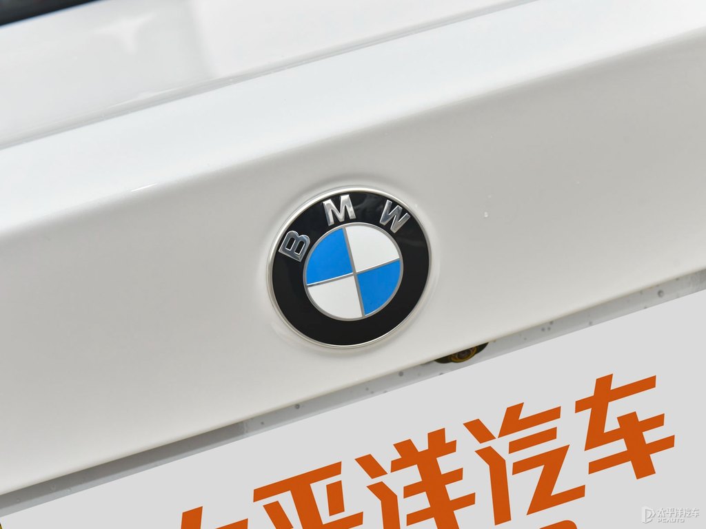 礦石白寶馬1系車尾外觀圖片