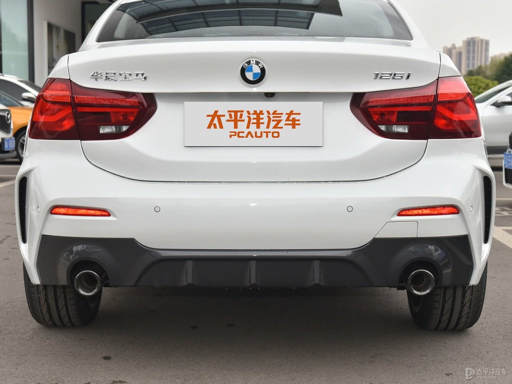 礦石白寶馬1系車尾外觀圖片