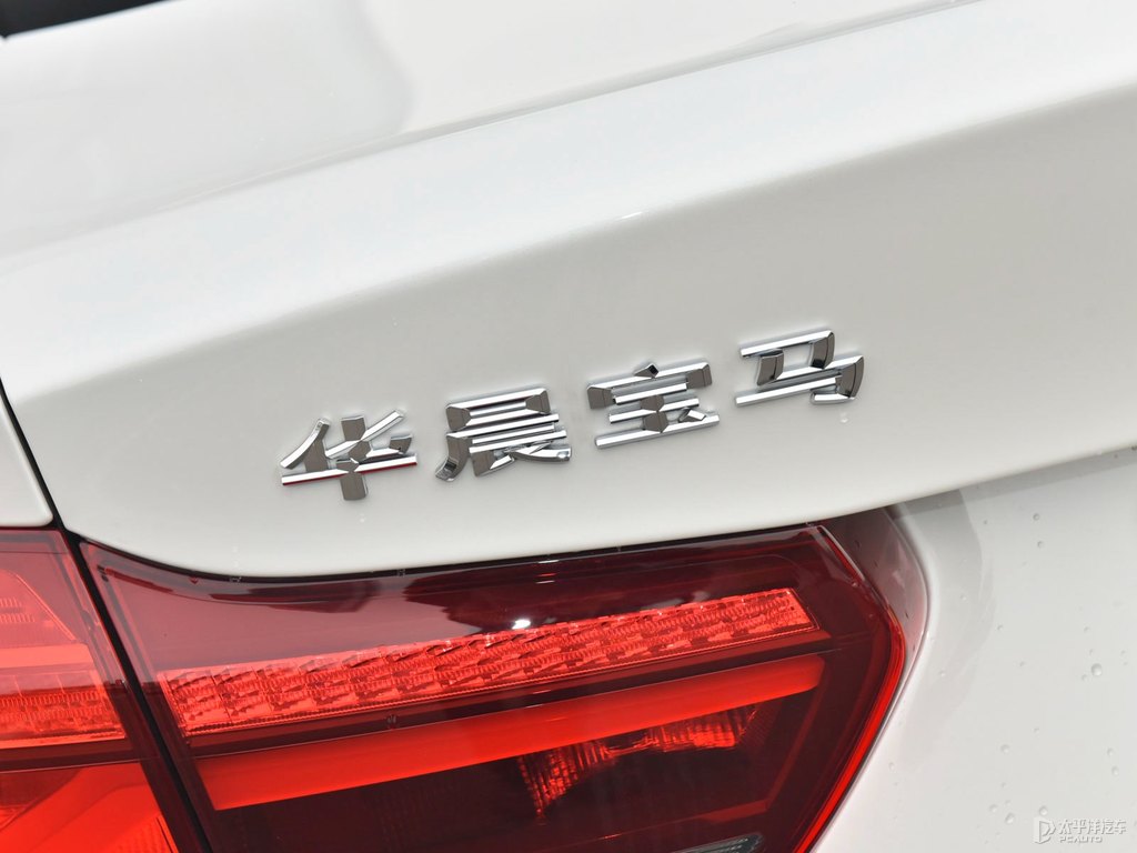 礦石白寶馬1系車尾外觀圖片