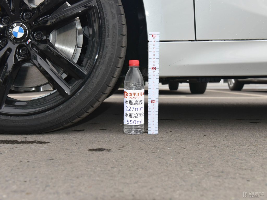 礦石白寶馬1系車身外觀圖片
