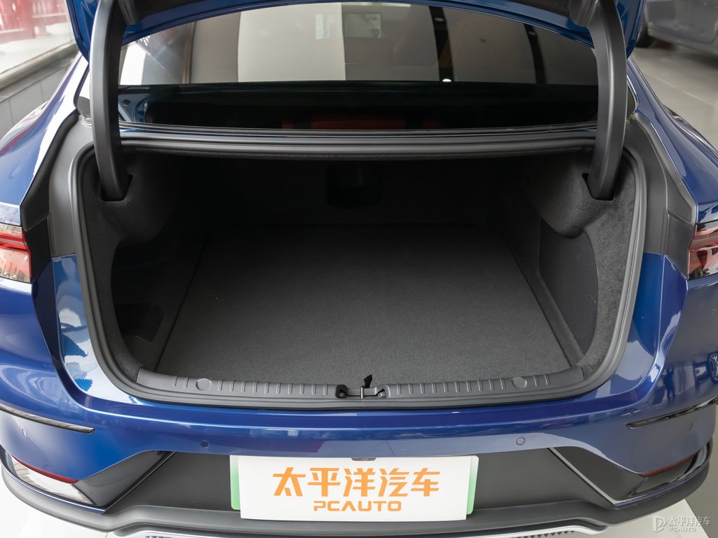 極光藍(lán)漢后備廂空間圖片