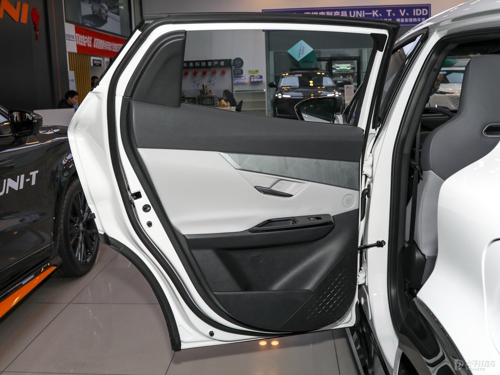 星辰白長(zhǎng)安UNI-T車廂內(nèi)飾圖片