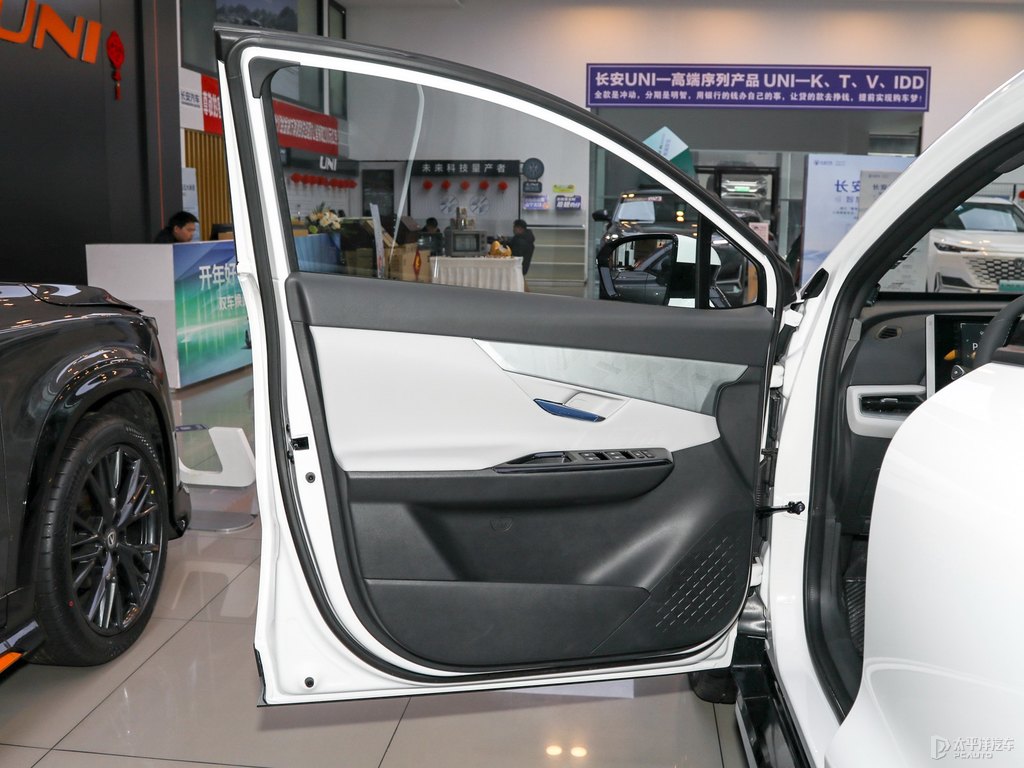星辰白長安UNI-T車廂內飾圖片