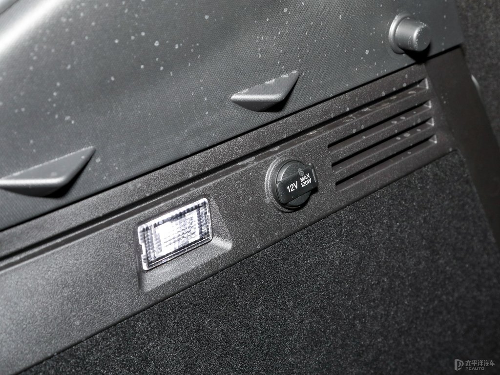 星辰白長安UNI-T后備廂空間圖片
