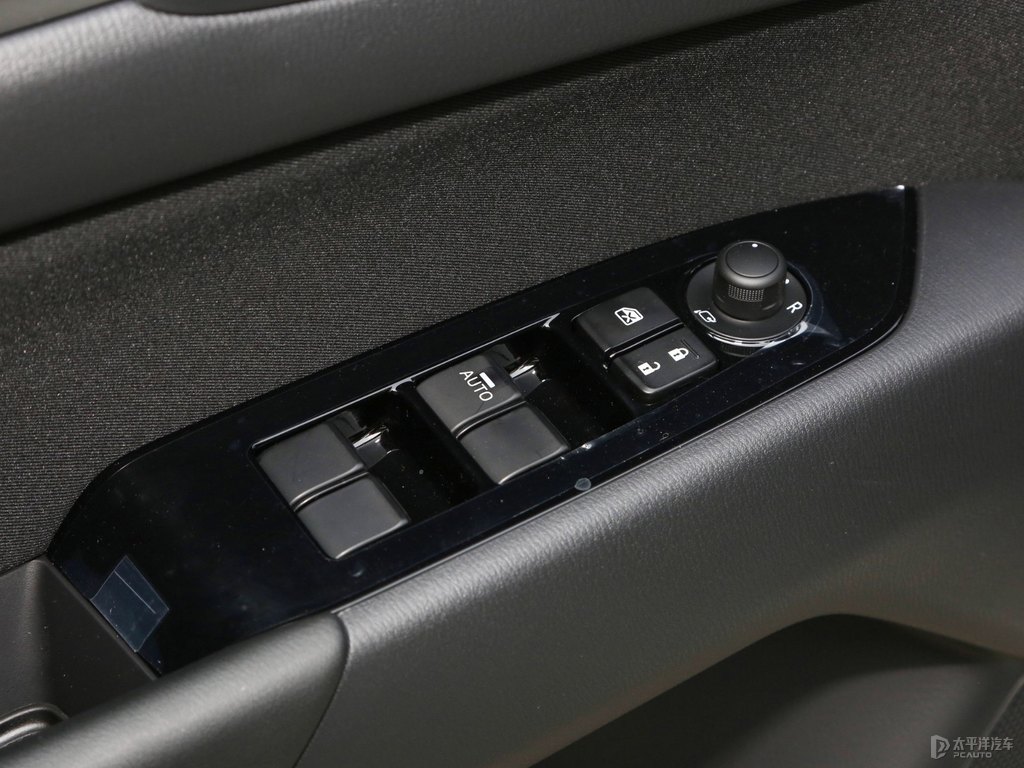 珠光白馬自達CX-5車廂內飾圖片