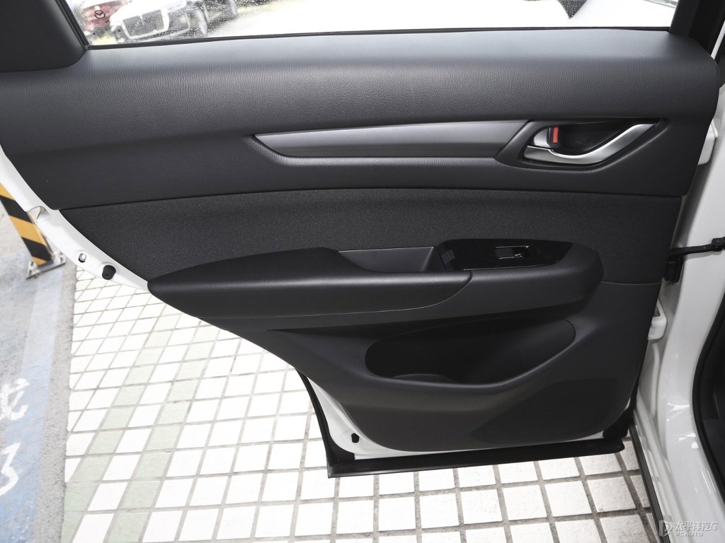 珠光白馬自達(dá)CX-5車廂內(nèi)飾圖片