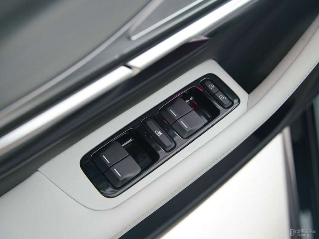 星際綠小鵬P7車廂內(nèi)飾圖片