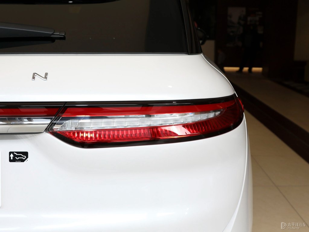 鉑鉆白冒險(xiǎn)家車尾外觀圖片