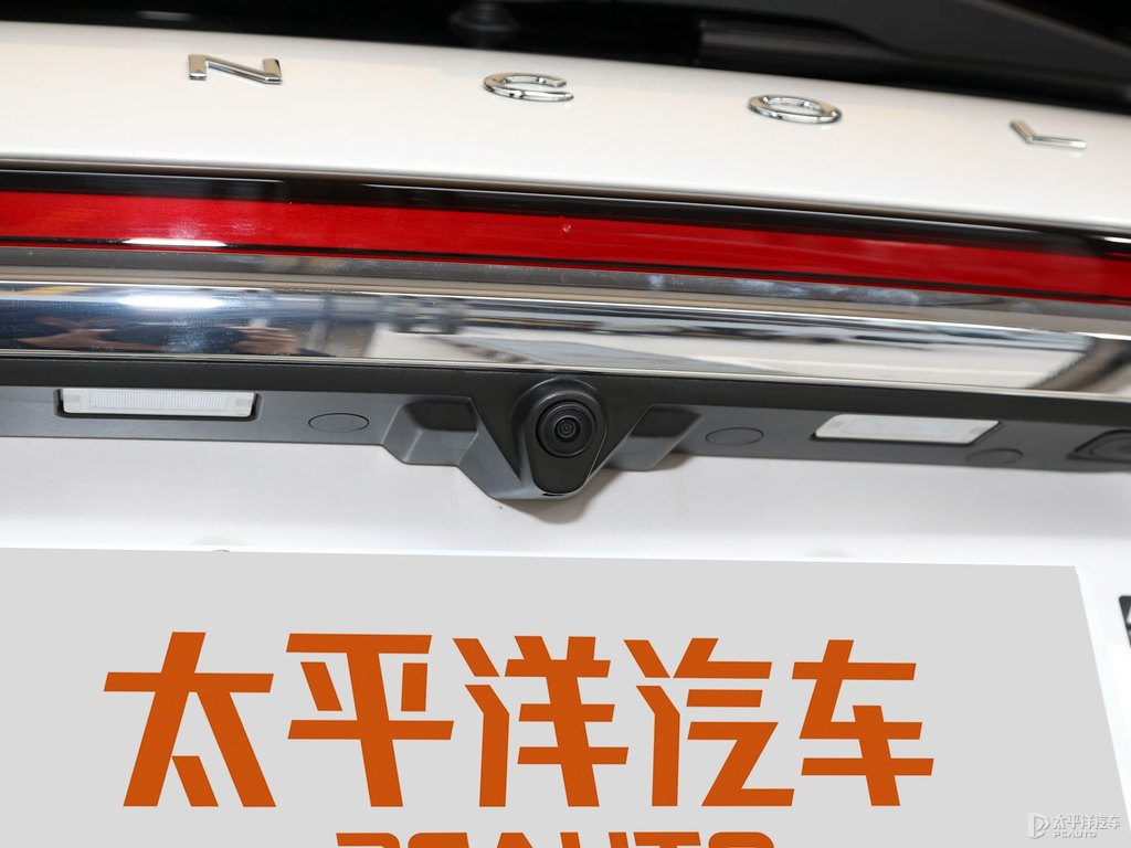 鉑鉆白冒險家車尾外觀圖片