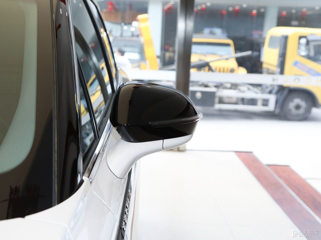 鉑鉆白冒險家車身外觀圖片