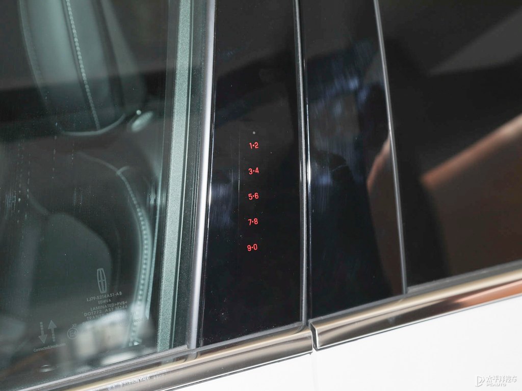 鉑鉆白冒險(xiǎn)家車身外觀圖片