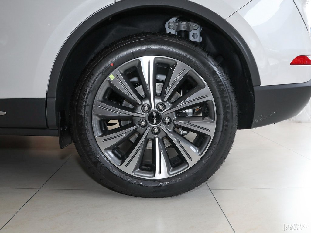 鉑鉆白冒險家車身外觀圖片