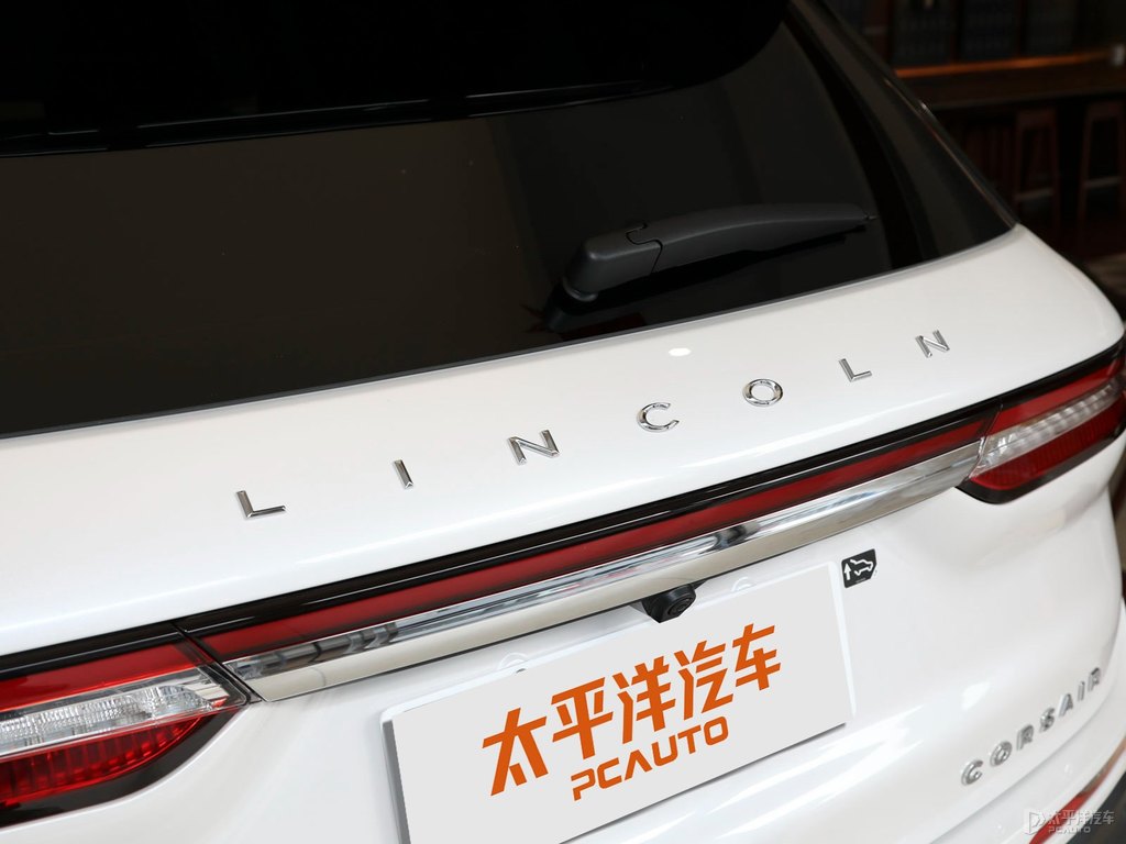 鉑鉆白冒險家車尾外觀圖片