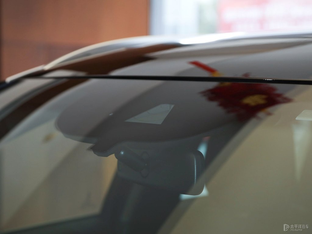 鉑鉆白冒險(xiǎn)家車身外觀圖片